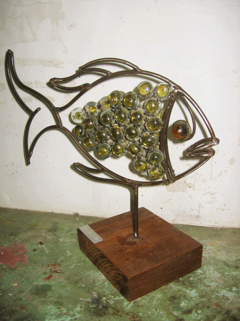 Escultura de mesa Peixe em ferro com vidro.